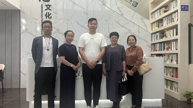 理论知识是基础，但实际操作更为重要。可以通过以下途径进行实践：